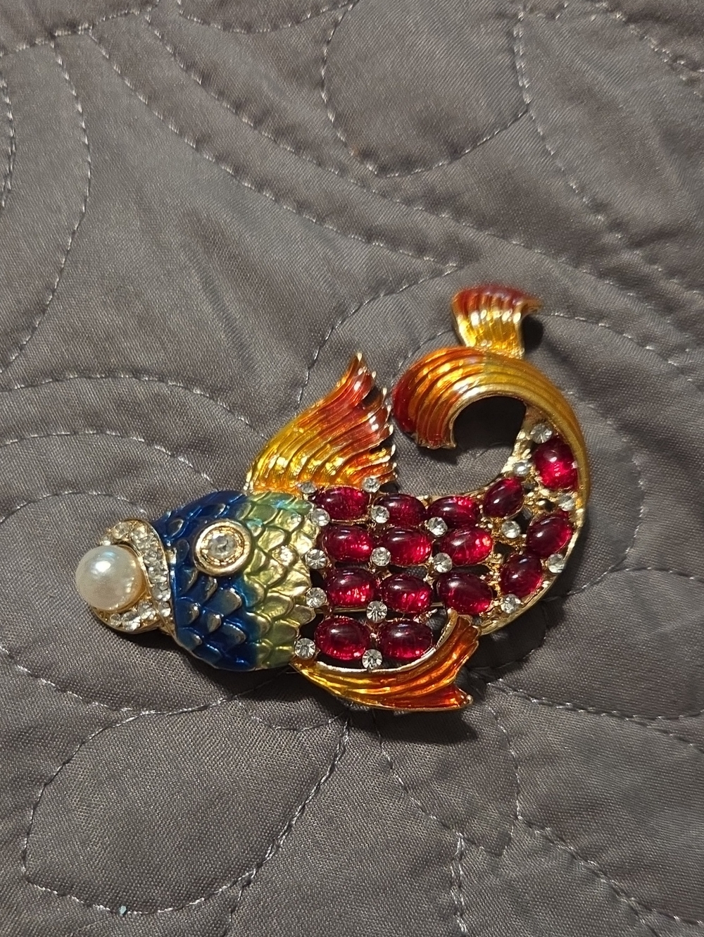 Colorful Fish Aquarium Brooch - Multicolor